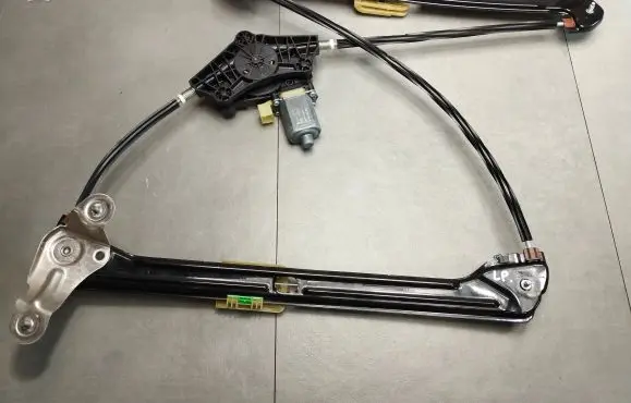 Volkswagen Golf VII Front door window regulator with motor 5G4837461H