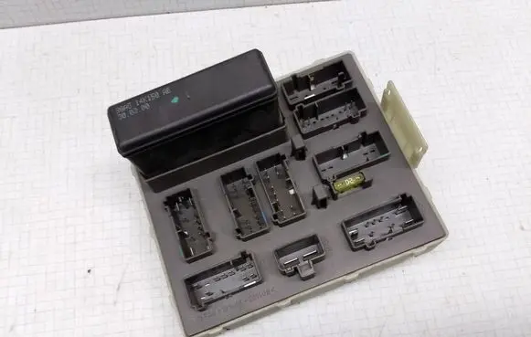 Ford Focus Fuse module 98AG14K150AE 518234901 98AG14A073AH