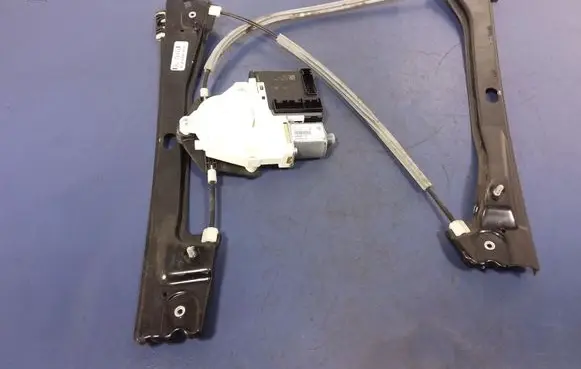 Volkswagen Jetta VI Front door window regulator with motor 5C6837462E