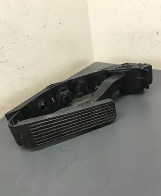 Mercedes-Benz E W211 Accelerator throttle pedal A2113000504