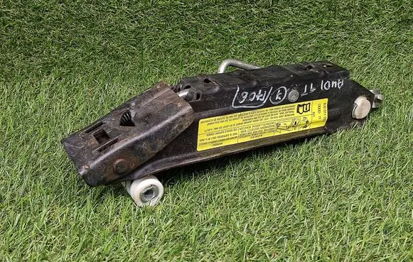 Audi TT TTS Mk2 Lift Jack 8J0011031