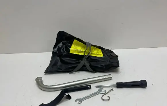 Volkswagen PASSAT B5.5 Tool set 893010026
