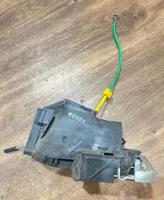BMW 5 E39 Front door lock 8235126