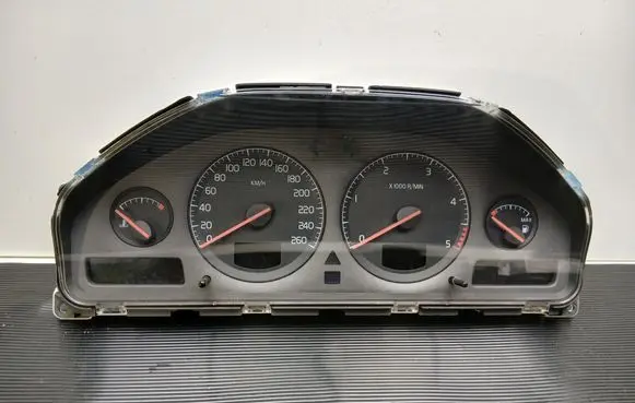 Volvo V70 Speedometer (instrument cluster) 9499671 9459821