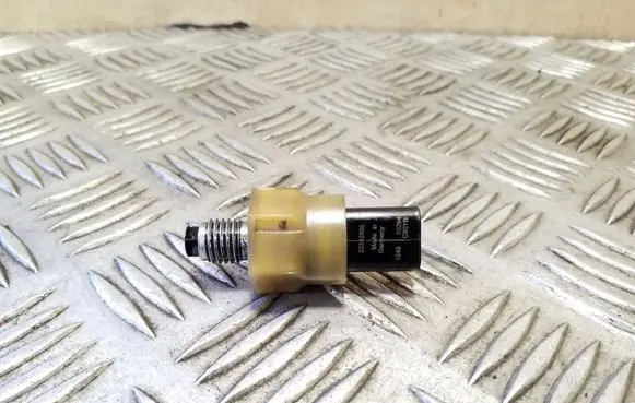 Volvo XC90 Oil pressure sensor 32242805