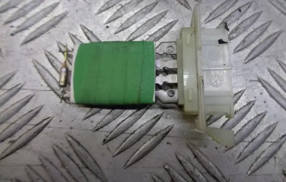 Opel Tigra B Heater blower fan relay 