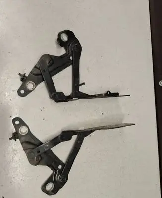Engine bonnet/hood hinges