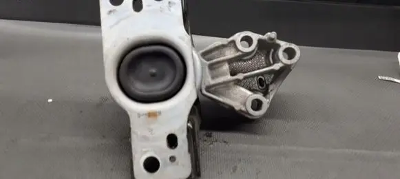 Renault Clio III Engine mount vacuum valve 