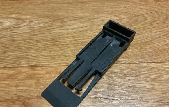 BMW 5 E60 E61 Radiator mount bracket 7788324