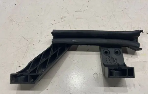 Peugeot 3008 II Rear door windshield rail 9811415580