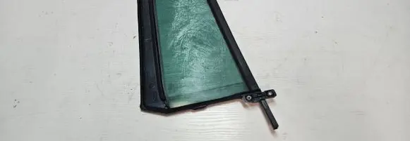 Volkswagen Tiguan Front door vent window glass four-door 5N0845213