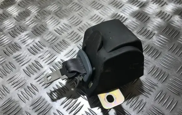 Middle seatbelt (rear)