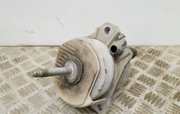 Engine mount bracket