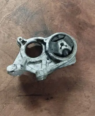 Peugeot 3008 I Engine mount bracket 9684500180