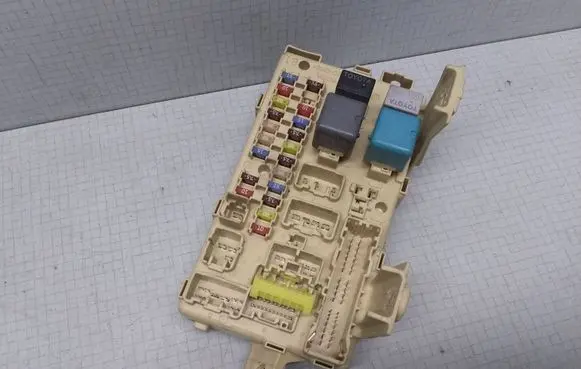 Toyota Avensis T250 Fuse module 82641CA030F 5390457197