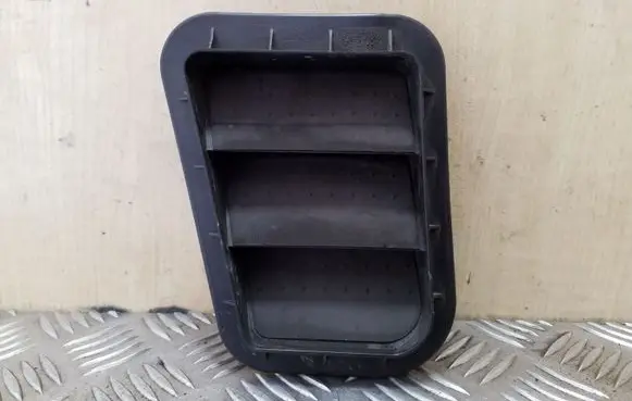 Quarter panel pressure vent