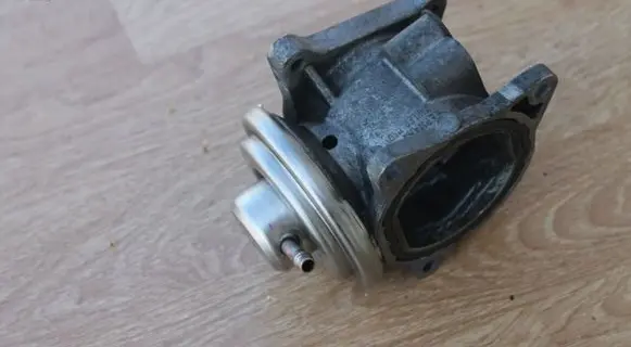 Volkswagen Golf V EGR valve 038129637D