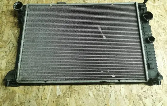 Mercedes-Benz E A207 Coolant radiator A2045003703 2045003703