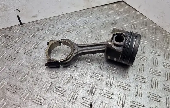 Citroen C4 Cactus Piston with connecting rod 619