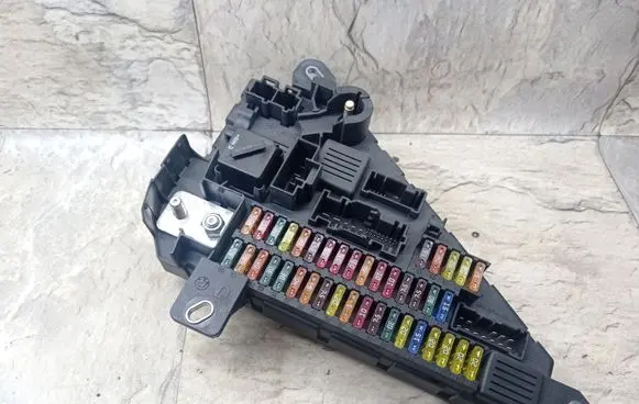 BMW 5 E60 E61 Fuse module 913883001 518956057