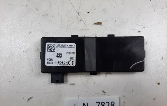 Opel Insignia A Door central lock control unit/module 13501980