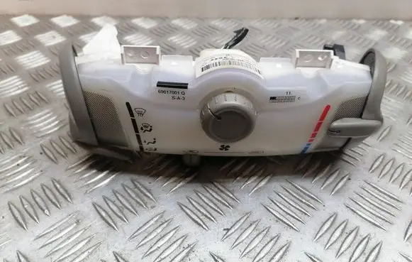 Toyota Aygo AB10 Climate control unit 559000H020