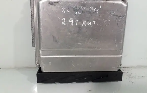 Volvo XC90 Engine control unit/module 0261207809 08675761A