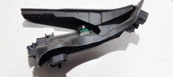 Accelerator throttle pedal