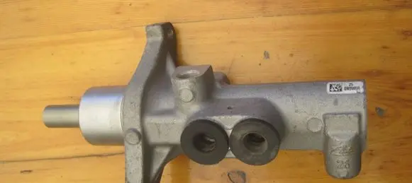 Volkswagen Amarok Master brake cylinder 1K0945459C