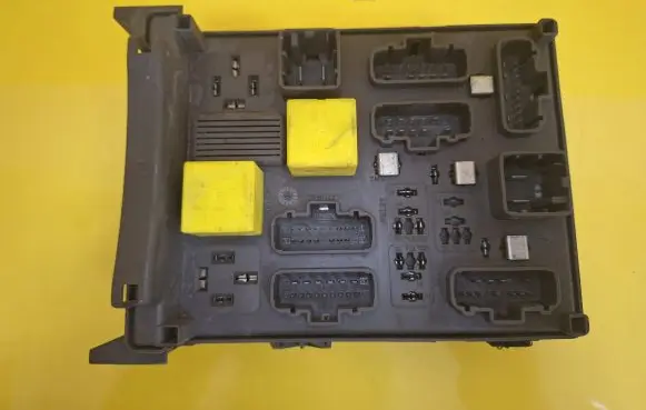 Renault Laguna II Fuse module 8200004201E