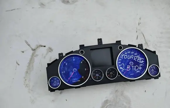 Volkswagen Touareg I Speedometer (instrument cluster) 7L6920881A