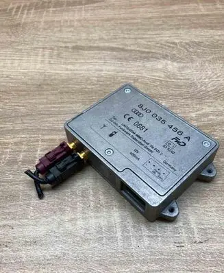 Audi A6 S6 C6 4F Aerial antenna amplifier 8J0035456A