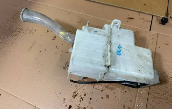 Mitsubishi Outlander Windshield washer fluid reservoir/tank 060851103