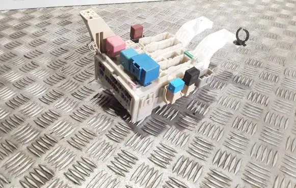 Toyota Yaris Fuse module 312878D30 8E290506 8273052321