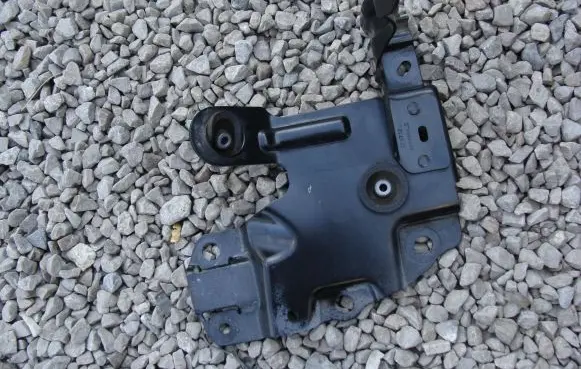 Dacia Logan I Power steering pump mounting bracket 
