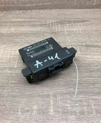 Audi A3 S3 8P Gateway control module 1K0907530B