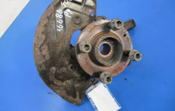 Volkswagen PASSAT B4 Front wheel hub spindle knuckle