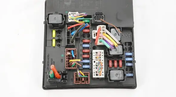 Nissan Juke I F15 Fuse module 284B71KA0B