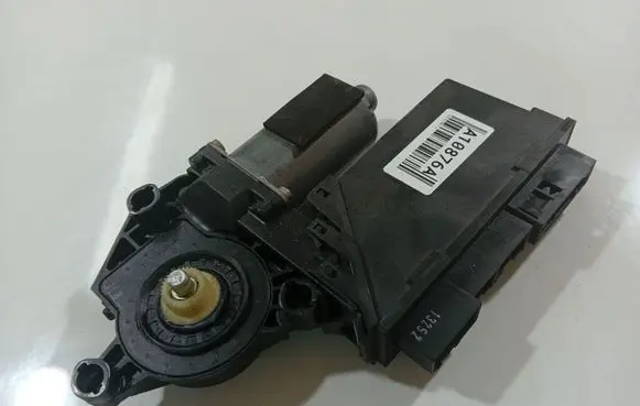 Audi A2 Rear door window regulator motor 8Z0959801B