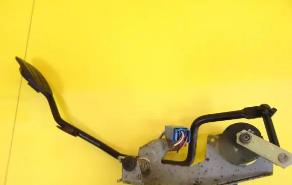 Opel Frontera B Accelerator throttle pedal 0281002296