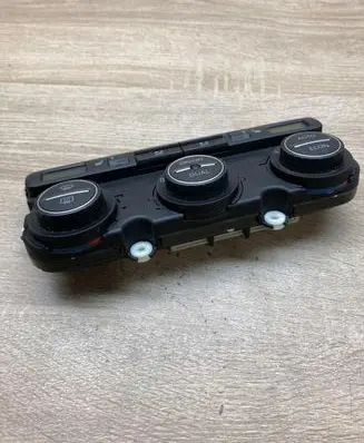 Volkswagen PASSAT B6 Climate control unit 74677532