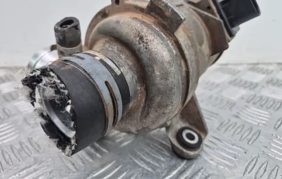 Mercedes-Benz C W205 Water pump A2742000107