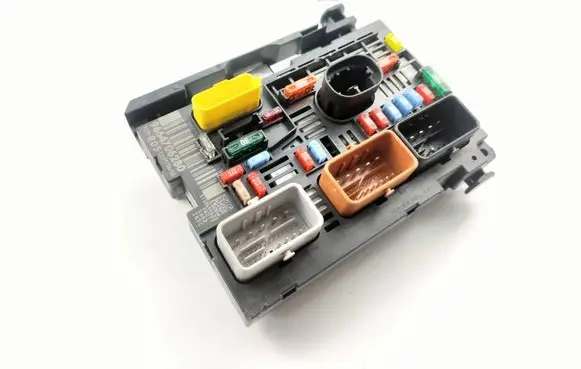 Peugeot 308 Fuse module 9664706280