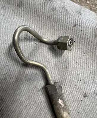 Nissan X-Trail T30 Fuel injector supply line/pipe