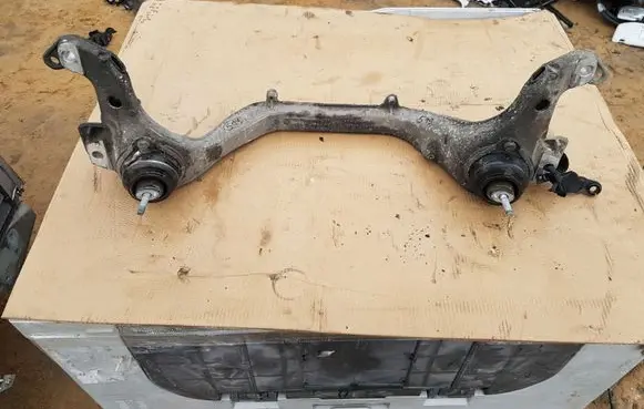 Volkswagen Touareg I Engine mounting bracket 7L6199207