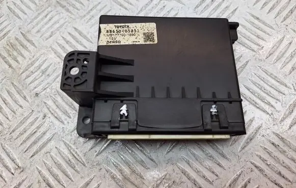 Toyota Avensis T270 Air conditioning/heating control unit 8865005251 MB1777001850