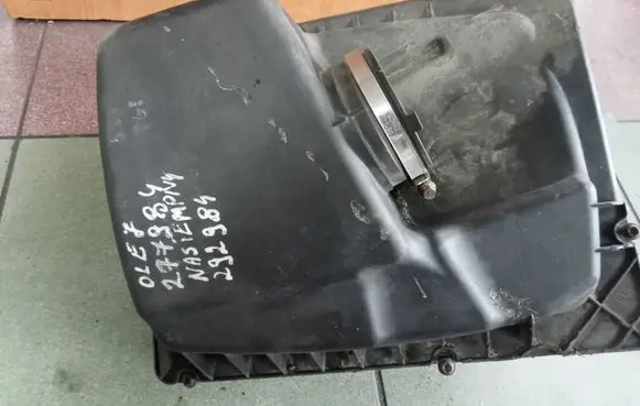 Opel Astra H Air filter box 55557127