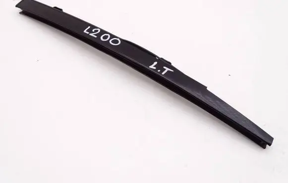 Mitsubishi L200 Front door windshield rail MR137756