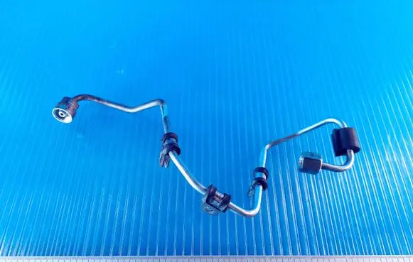 Volkswagen PASSAT B6 Fuel injector supply line/pipe 