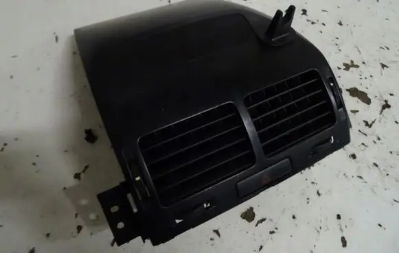 Suzuki Vitara (LY) Dash center air vent grill